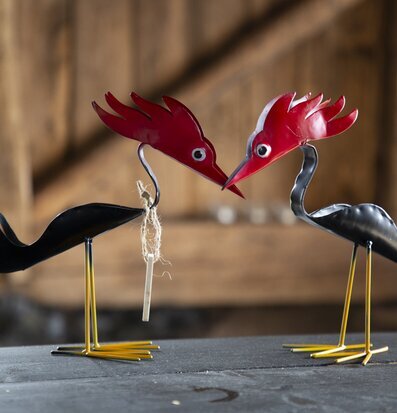 Bild av dekorativa fåglar i hamrad plåt för inredning