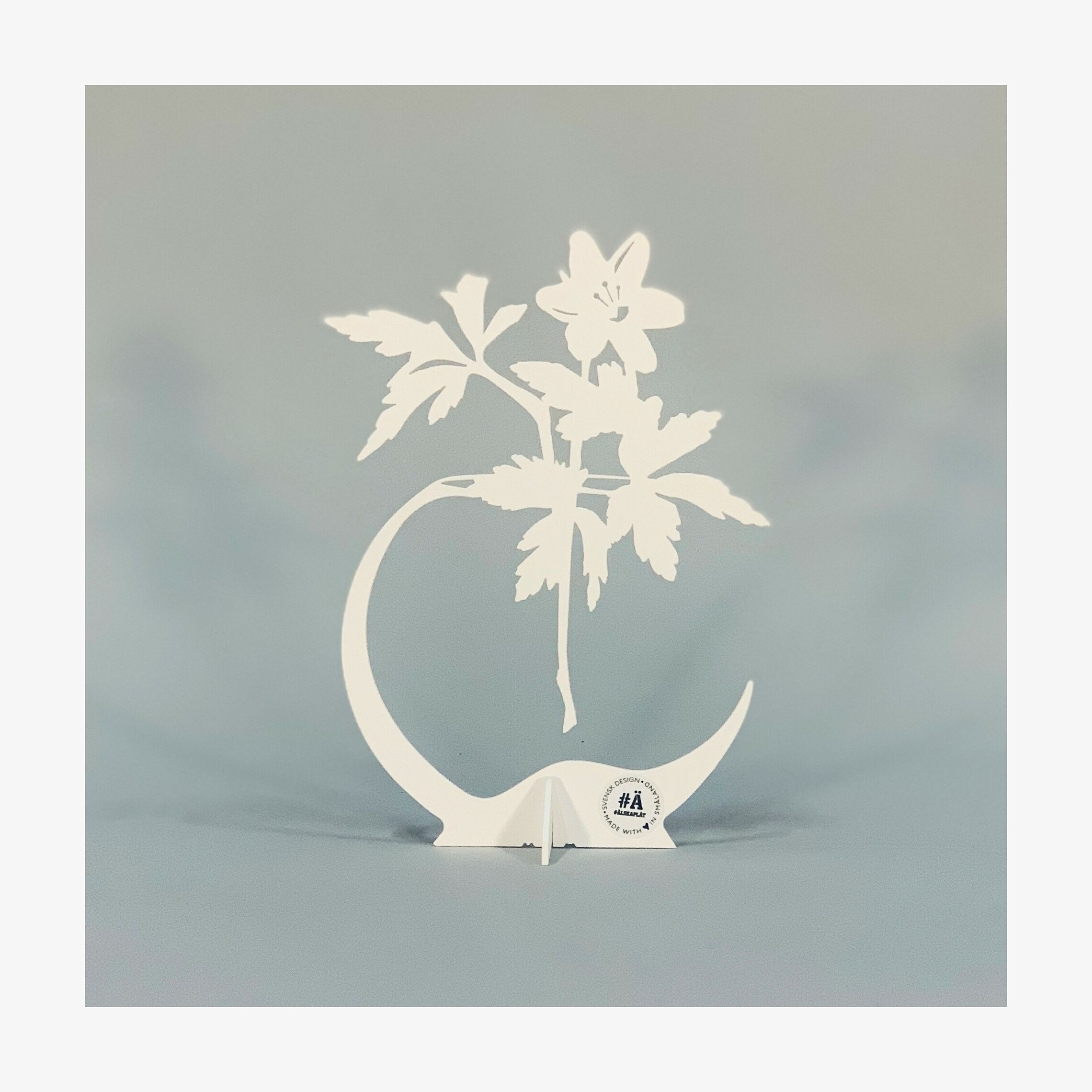 #ÄlskaPlåt Vitsippa Vit från Älskaplåt, vit metallskulptur