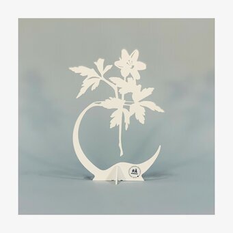 Bild av stilren och detaljerad plåtfigur i vitt