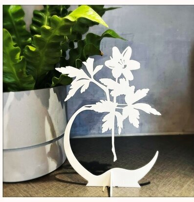 Bild av stilren vit plåtdekoration med vitsippemotiv