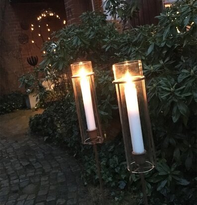 Bild av stämningsfull utomhusmiljö med ljuslyktor