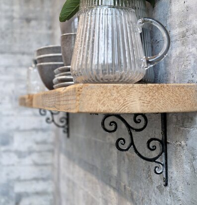 Foto av elegant hyllkonfiguration med antikgrå konsol