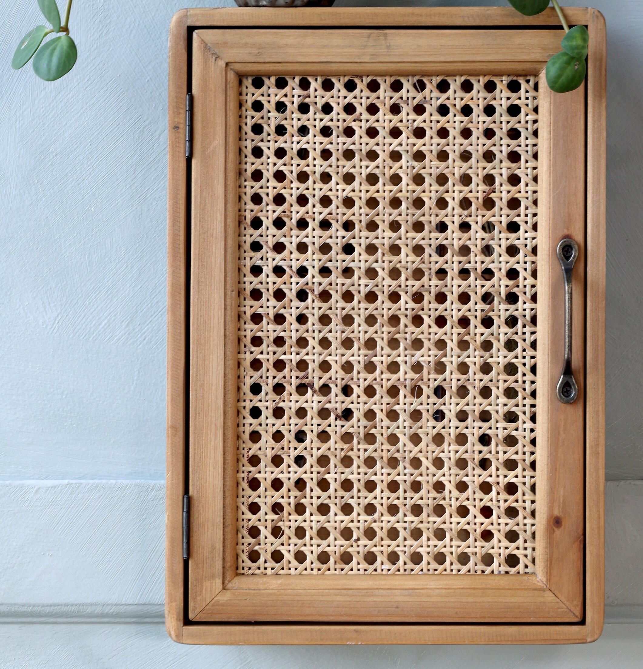 Nyckelskåp Fransk Flätad Rotting från Chic Antique på vägg