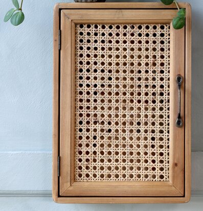 Foto av nyckelskåp med flätad rotting och trädetaljer