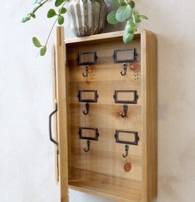 Bild av rustikt nyckelskåp med vintage och charm