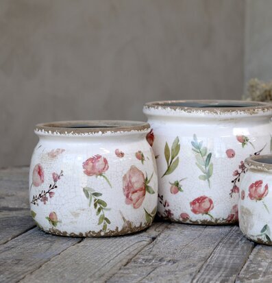 Bild av tre antika krukor med blommönster och patina