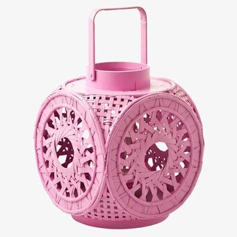 Bild av dekorativ rosa ljuslykta med genombrutet mönster