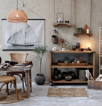 Bild av harmoniskt inrett rum med naturliga material