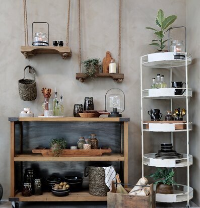 Bild av elegant inredning med rustik och modern stil