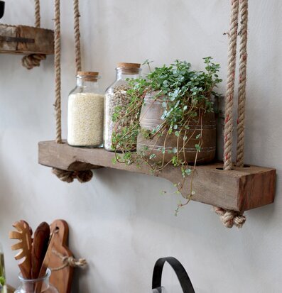 Bild av rustik hylla med jutesnöre och trädetaljer
