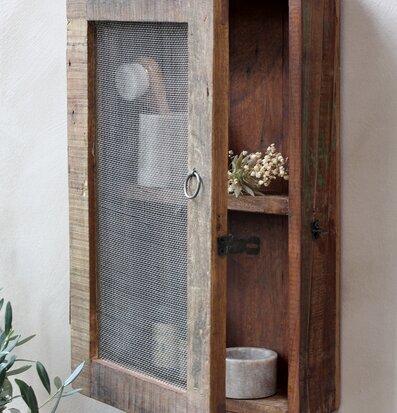 Bild av rustikt väggskåp med antik känsla och stil