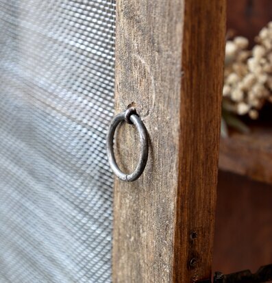 Bild av rustikt väggskåp med trä och metallnät