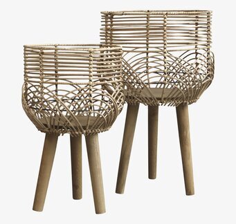 Bild av vackert designade flätade rottingkrukor