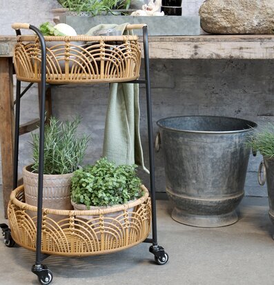 Bild av charmigt sidobord i rustik och harmonisk miljö