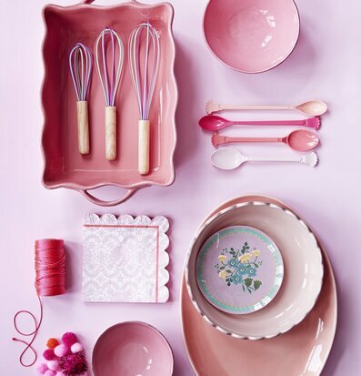 Bild av pastellfärgade köksartiklar och stilleben