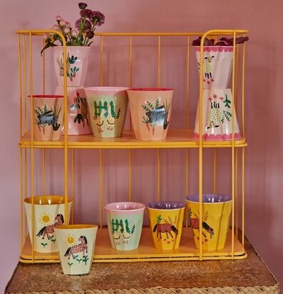 Bild av färgglada muggar i lantlig och lekfull stil