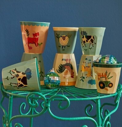 Bild av livfulla muggar med lantligt tema och djurmotiv