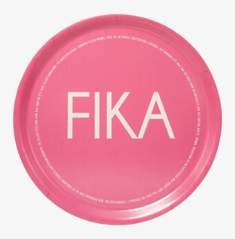 Bild av rosa bricka med texten FIKA – svensk design