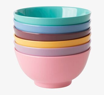Foto av färgglada skålar i melamin för vardagsbruk