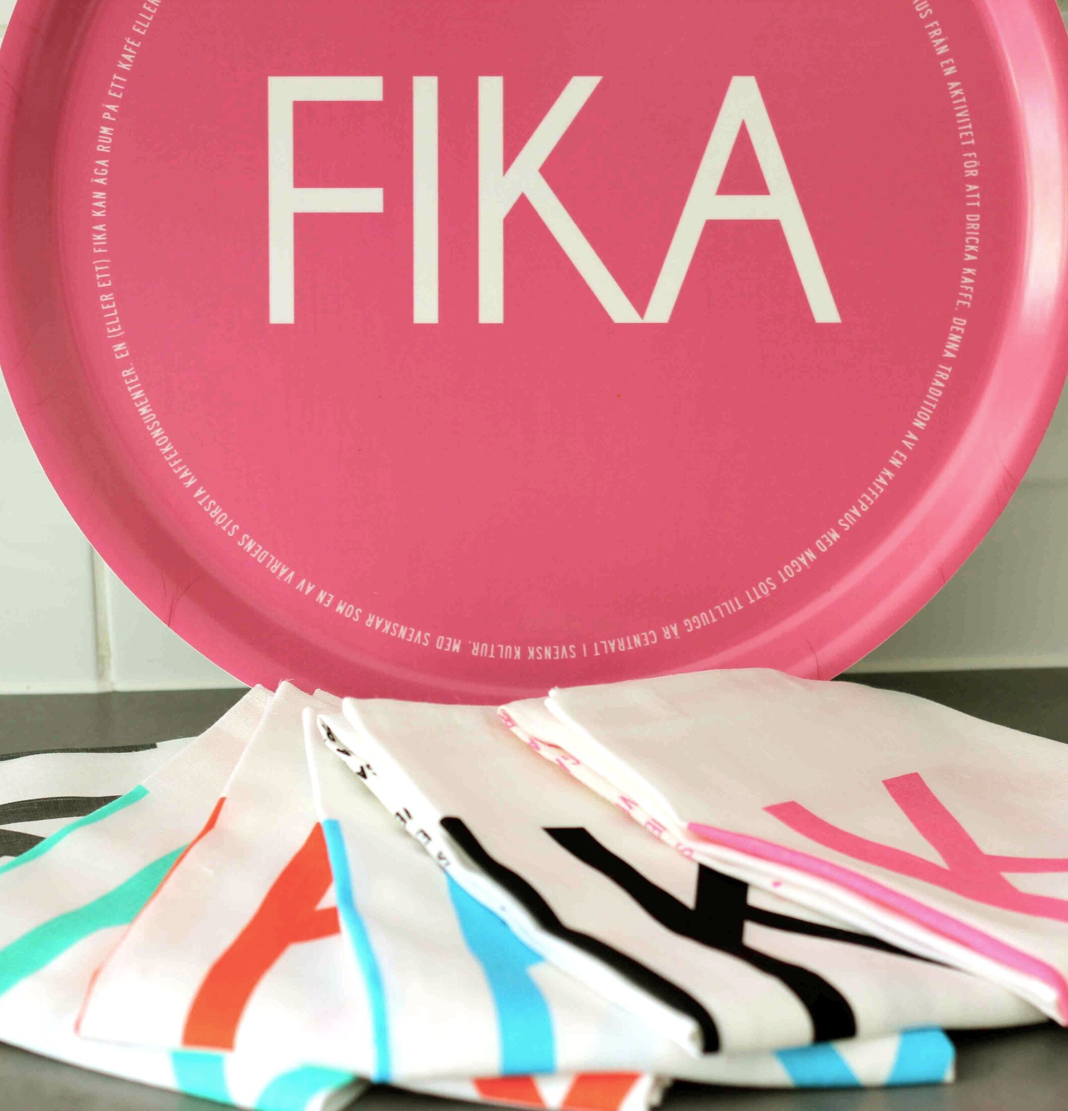 Bricka FIKA Rosa från I Love Design på mörk arbetsyta