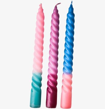 Bild av tre färgglada, spiralformade levande ljus