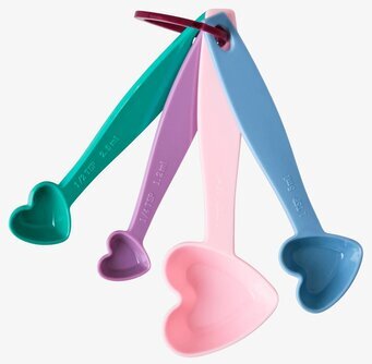 Foto av färgglada hjärtformade måttskedar i plast