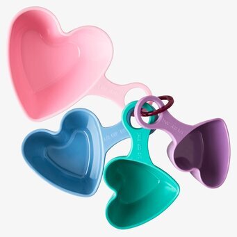 Bild på färgglad hjärtformad måttsats för köket