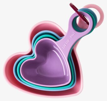 Bild av färgglada hjärtformade måttskedar i set