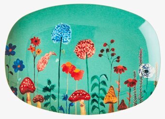 Bild av en livfull tallrik med blommor och svampar