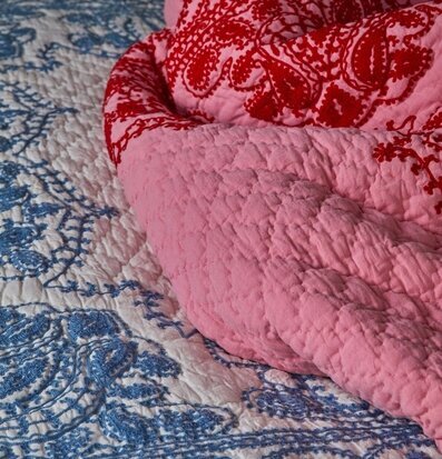 Bild av intrikat överkast med broderier och quiltning