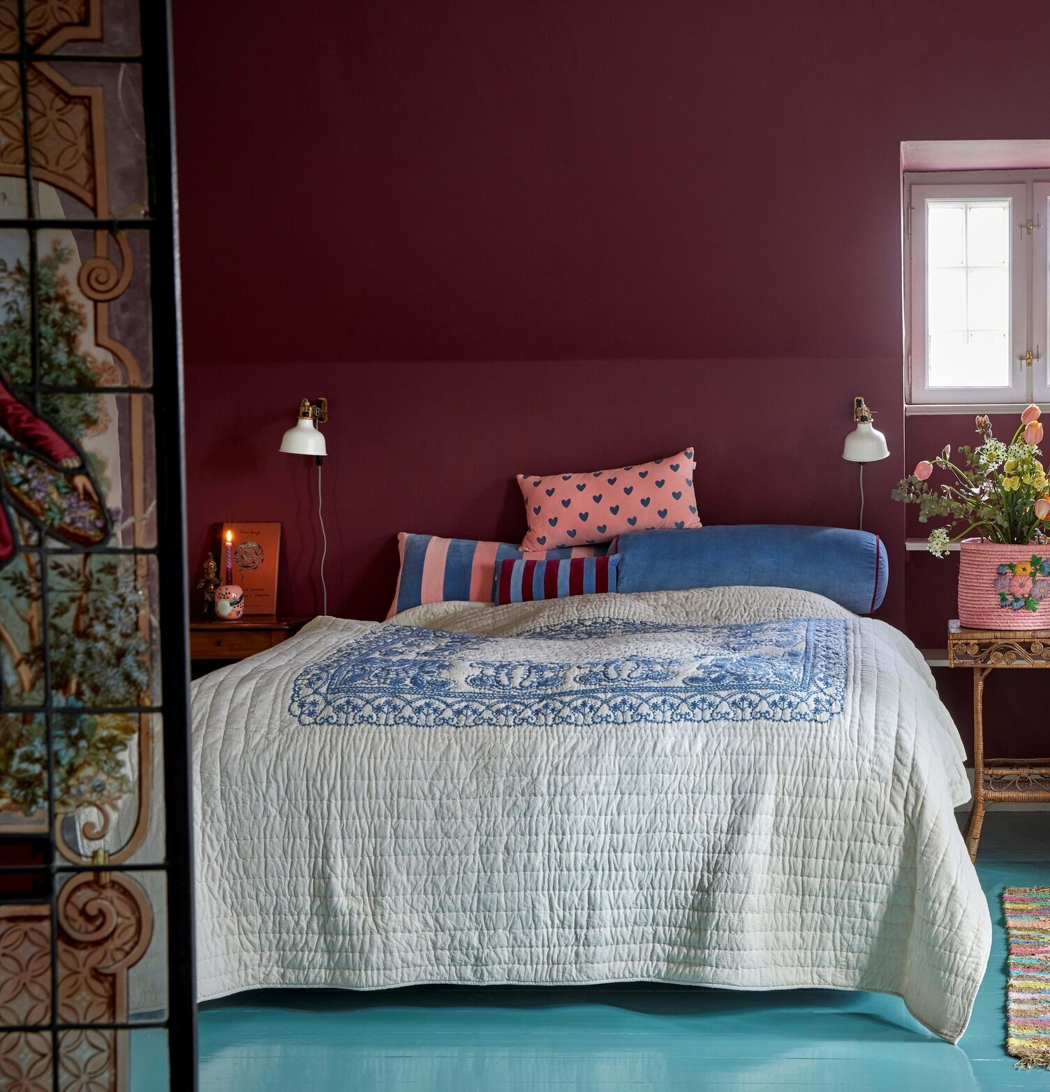 Bild av ett vackert inrett sovrum med varm atmosfär