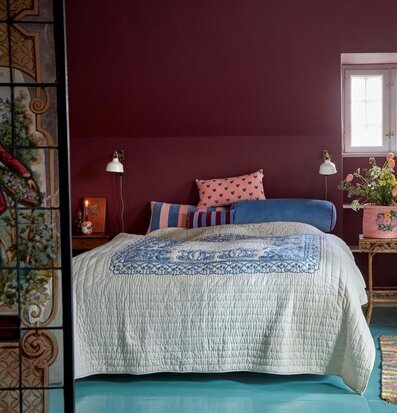 Bild av ett vackert inrett sovrum med varm atmosfär