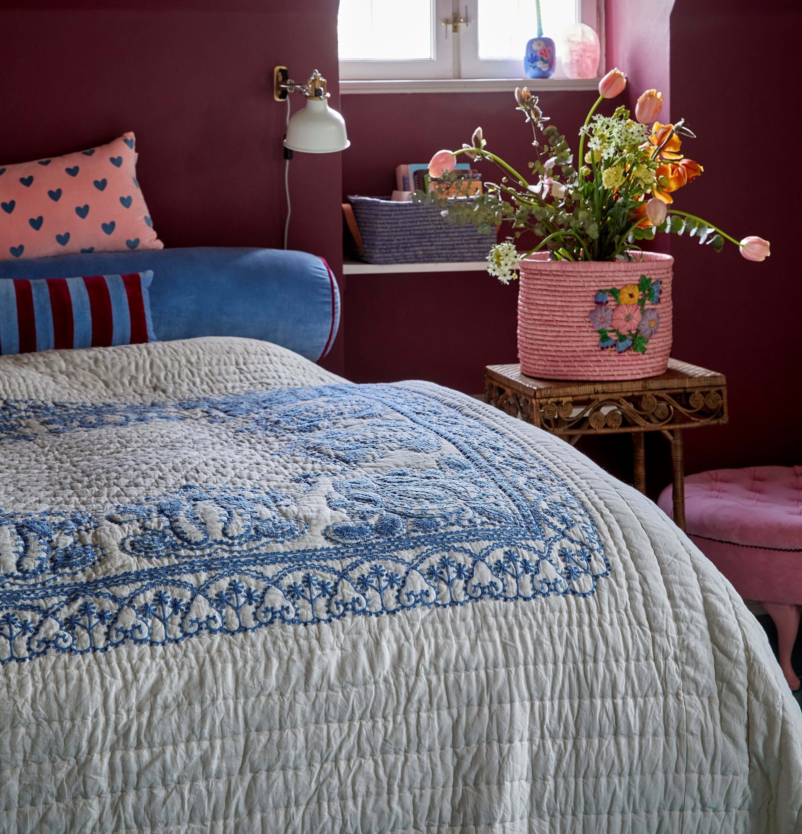 Överkast White/Blue Embroidery från Rice på en säng