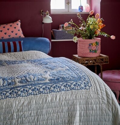 Bild av mysigt sovrum med elegant överkast och kuddar