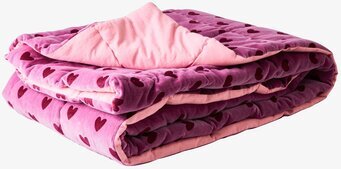 Bild av lila täcke med hjärtmönster och flanelltextur