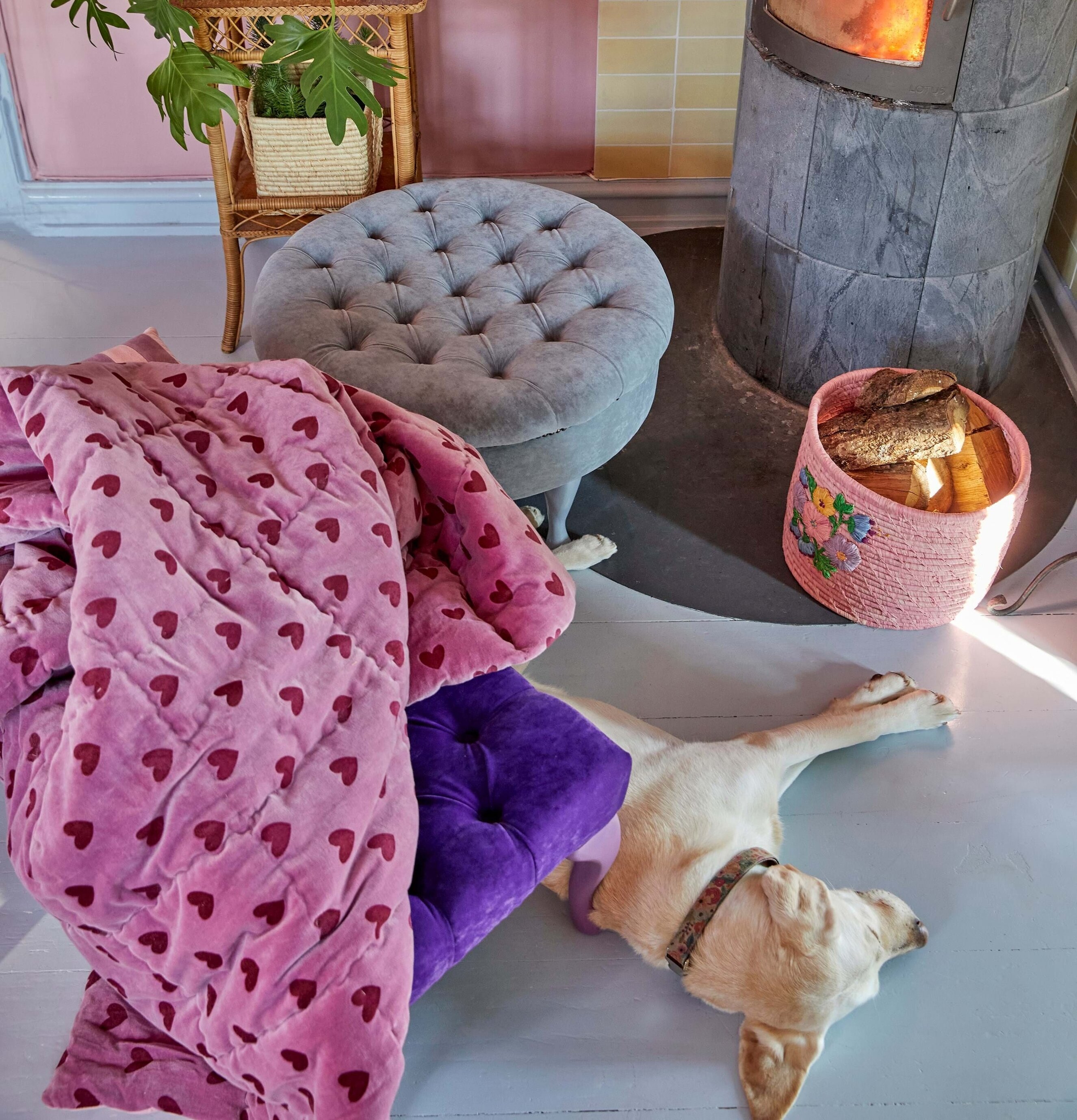 Quilt Hearts Purple/Maroon från Rice på golv bredvid ottoman