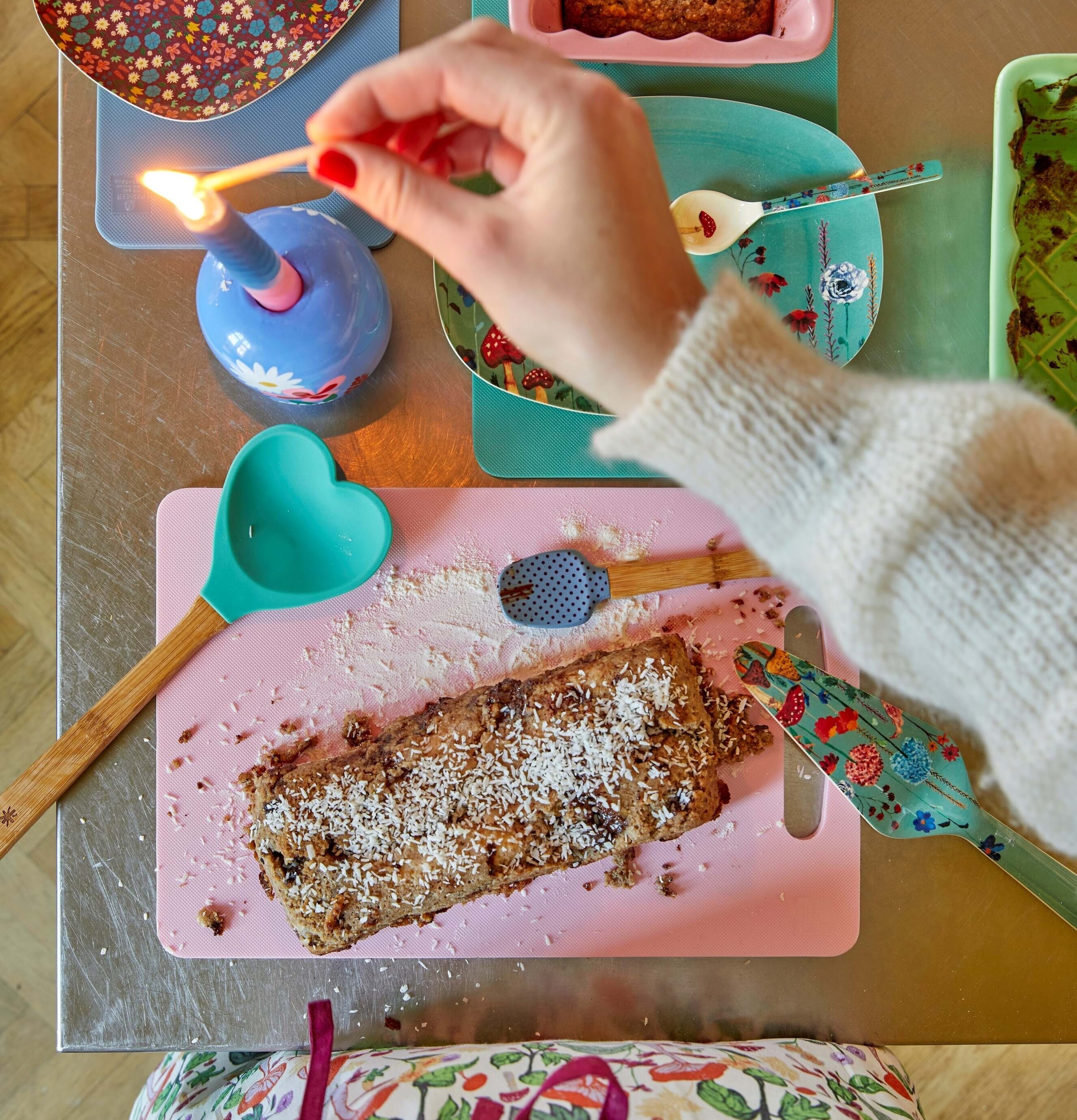 Bild av kreativt dukat köksbord med färgglada detaljer