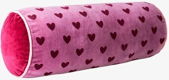 Foto av prydnadskudde med hjärtmönster i maroon