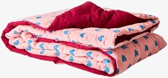 Bild av quilt med rosa och blå hjärtan, röd insida