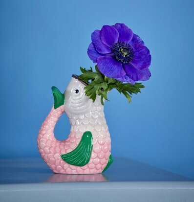 Bild av dekorativ vas formad som fisk med blomma