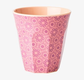 Bild av färgglad och mönstrad mugg med glansig yta