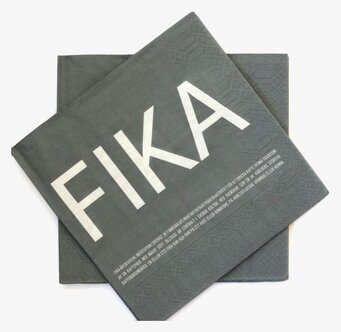 Foto av stilrena grå servetter med FIKA-tryck