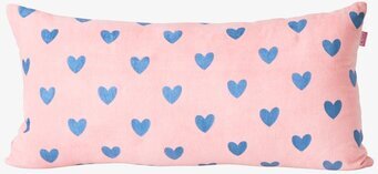 Bild av prydnadskudde med blå hjärtan och rosa bas