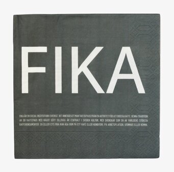 Foto av stilfull servett med texten FIKA i fokus