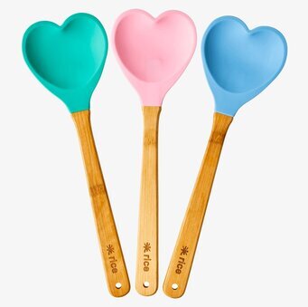 Bild av färgglada hjärtformade slevar i bambu och silikon