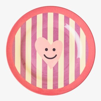 Foto av färgglad barntallrik med hjärtmotiv och ränder