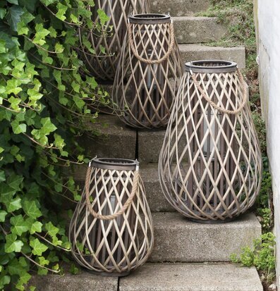 Bild av dekorativa lanterner längs grönskande trappa