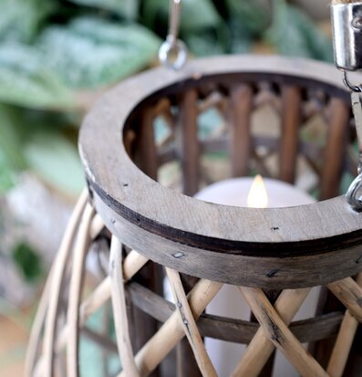 Bild av flätad lanterna i naturlig och rustik stil