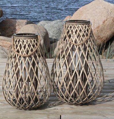 Bild av flätade lanternor på rustik träveranda