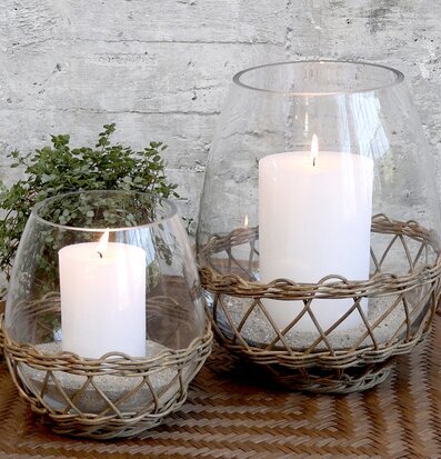 Bild av ljuslyktor på rottingbord med betongbakgrund